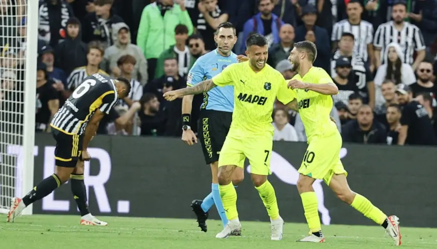 Juventus' first league loss (4-2) to Sassuolo saw Szczesny's error, Chiesa's brace, and a late Gatti own goal. Inter leads by 5 points. Sassuolo gains 3 points.