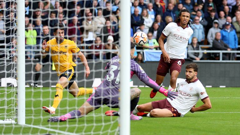 In the Premier League, Manchester City and Liverpool lost, Tottenham won with nine men, and Aston Villa crushed Brighton with a surprising 6-1.