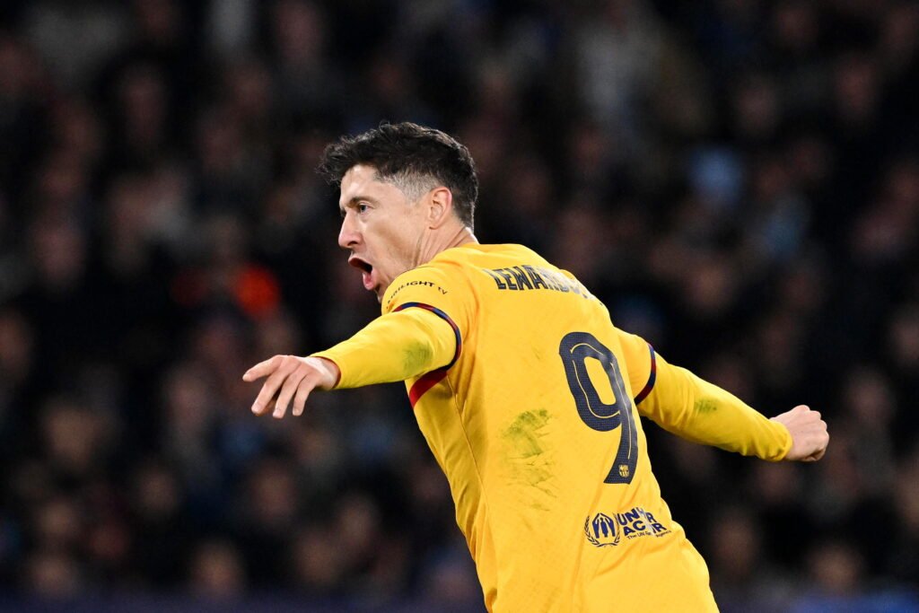 Napoli and Barcelona draw thanks to goals from Osihmen and Lewandowski; a complicated match that saw Calzona's debut on the Azzurri bench