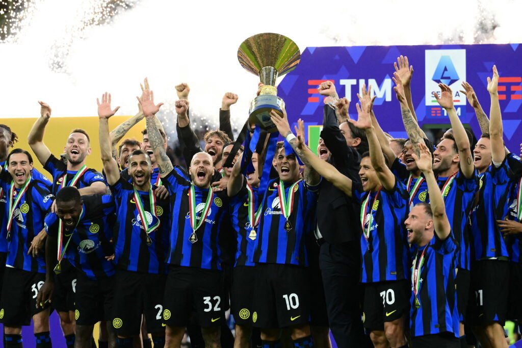 Inter raises the cup to the sky and celebrates their victory in Serie A. Cagliari beats Sassuolo and conquers permanence in the top division