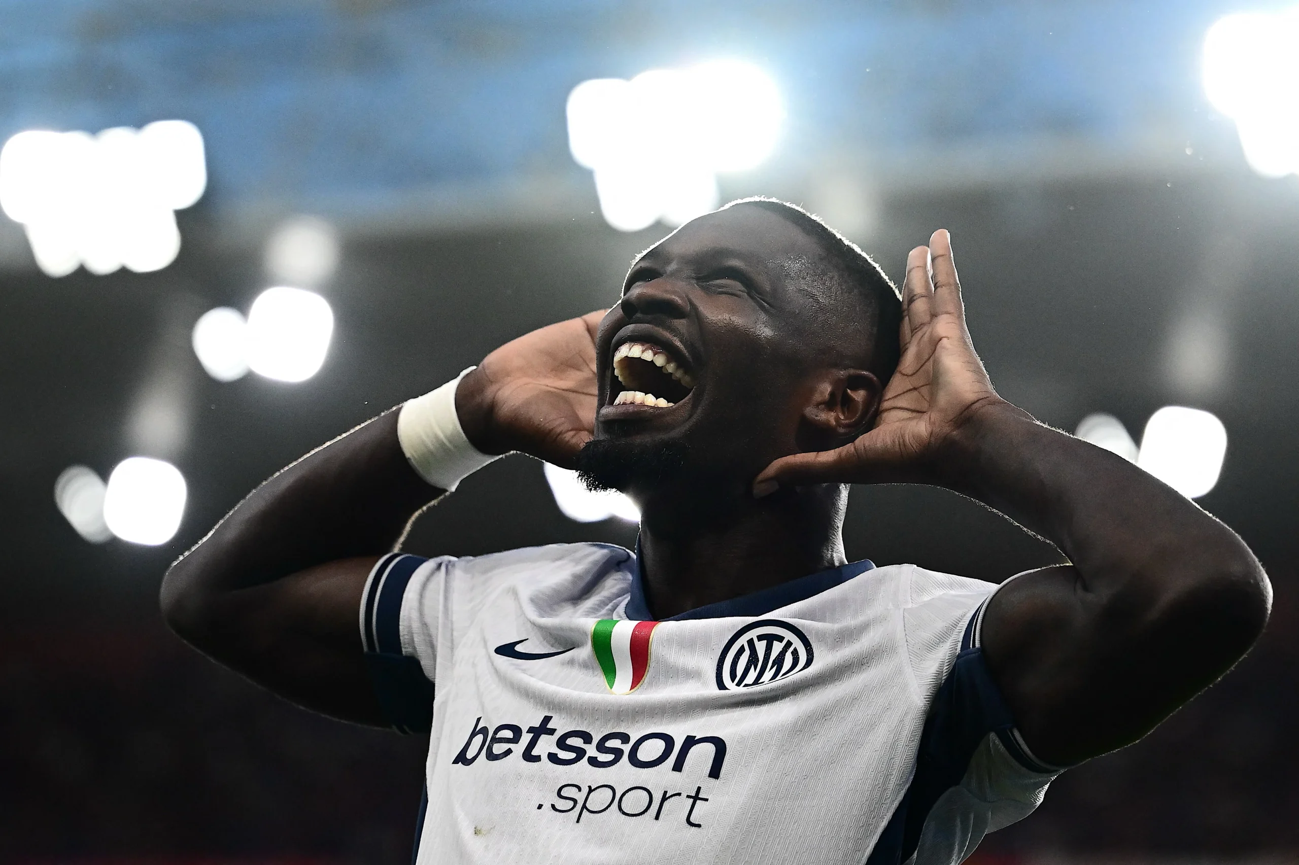 Inter did not go beyond a draw against Genoa; a victory that eluded them within minutes due to a penalty caused by a naive hand touch by Bisseck.