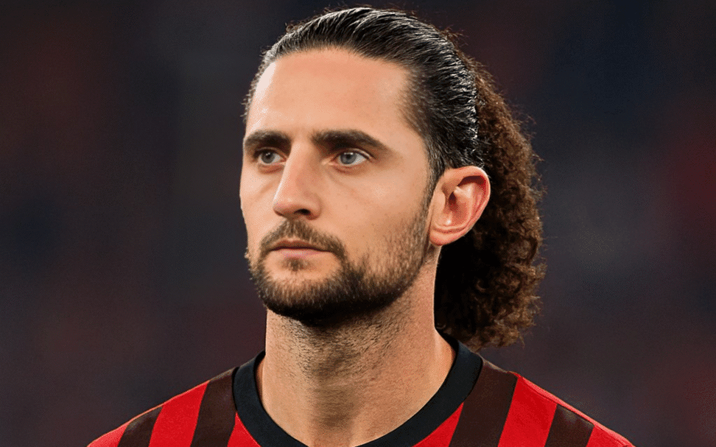 Il Milan valuta Adrien Rabiot, escluso dal Marsiglia dopo una lite. Allegri potrebbe essere la chiave, ma l’ingaggio resta un ostacolo.