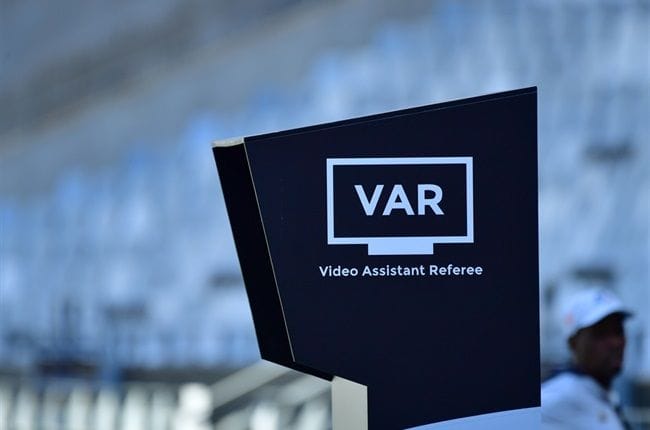 Novità VAR in Serie A: gli arbitri annunceranno in diretta le decisioni VAR con un microfono. Maggiore trasparenza e coinvolgimento per tifosi e club.