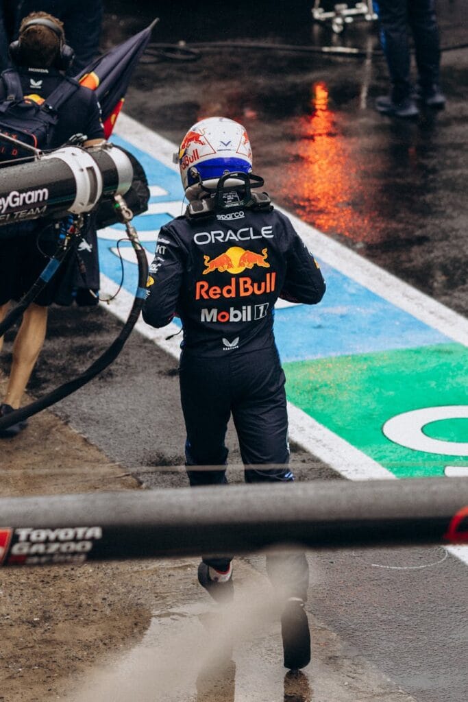 George Russell vince il GP di Singapore con una gara impeccabile. Verstappen chiude secondo, Antonelli supera Leclerc e conquista la quinta posizione
