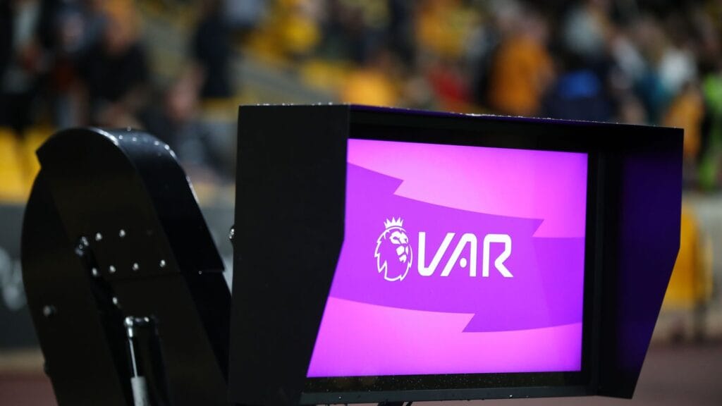 Novità VAR in Serie A: gli arbitri annunceranno in diretta le decisioni VAR con un microfono. Maggiore trasparenza e coinvolgimento per tifosi e club.