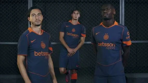 L'Inter presenta la terza maglia che racconta storia, stile e ambizione; un mix che non guarda al futuro ma anche al passato