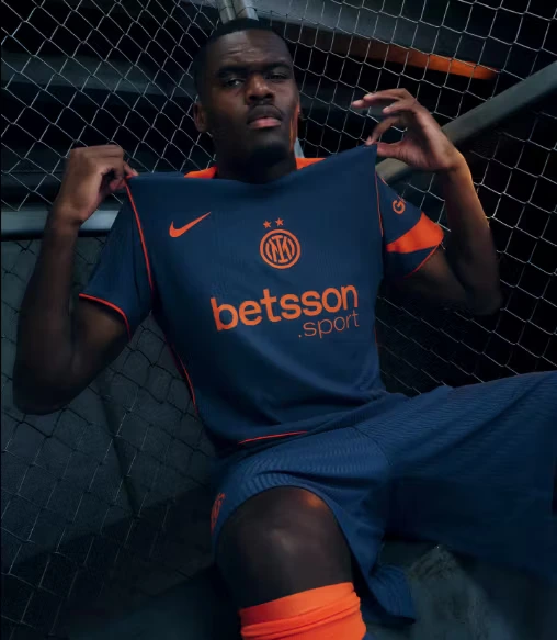 L'Inter presenta la terza maglia che racconta storia, stile e ambizione; un mix che non guarda al futuro ma anche al passato
